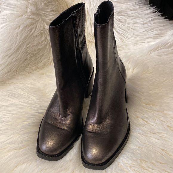 Frye Chelsea boots - Picture 2 of 11
